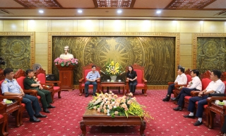 Phó Bí thư Thường trực Tỉnh ủy Nguyễn Thị Hương tiếp đoàn công tác Trường Sĩ quan Không quân